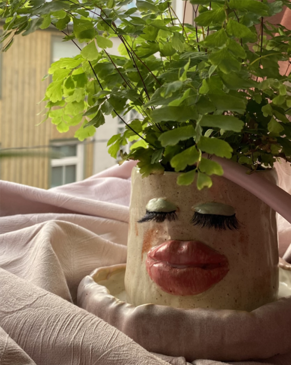 nutuniina nuttev lillepott kastmisel nutab näidispilt